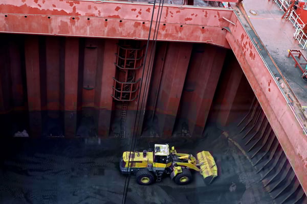 Unloading bulk_1915806853